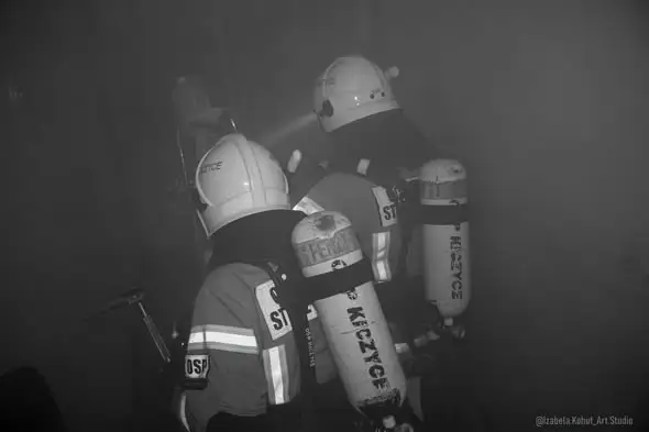 Strażacy z gminy Skoczów szkolili się na wypadek pożaru w opuszczonej hali