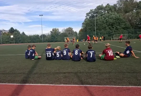 Sportowe sukcesy uczniów: biegi, lekkoatletyka i awans w mini piłce nożnej