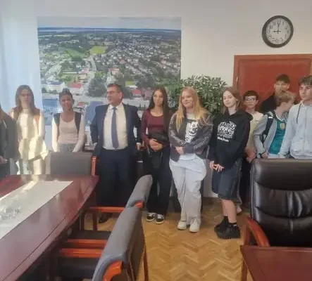 Ósmoklasiści odwiedzili Urząd Gminy. Poznali pracę urzędnika od kuchni