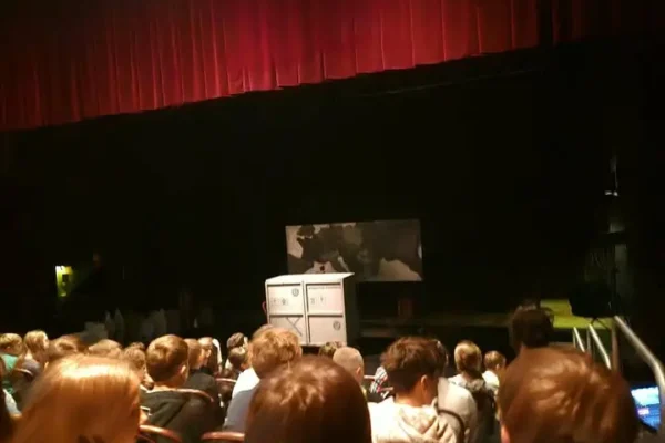 Uczniowie z Wisły na teatralnej adaptacji „Bibuły w tapczanie” w Cieszynie