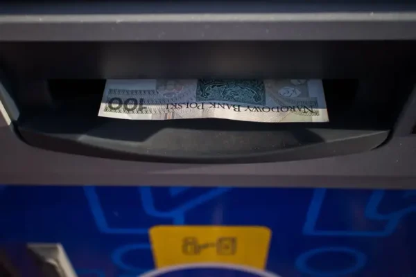Nowy bankomat przed Urzędem Gminy w Dębowcu