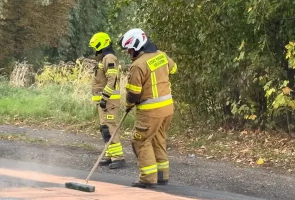 Interwencja OSP KSRG Goleszów: usuwanie plamy oleju na ul. Ustrońskiej