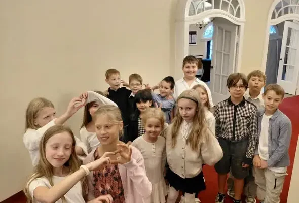 Uczniowie z Cieszyna obejrzeli spektakl o Solidarności „Bibuła w tapczanie”