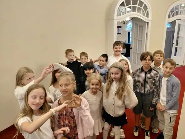 Uczniowie z Cieszyna obejrzeli spektakl o Solidarności „Bibuła w tapczanie”