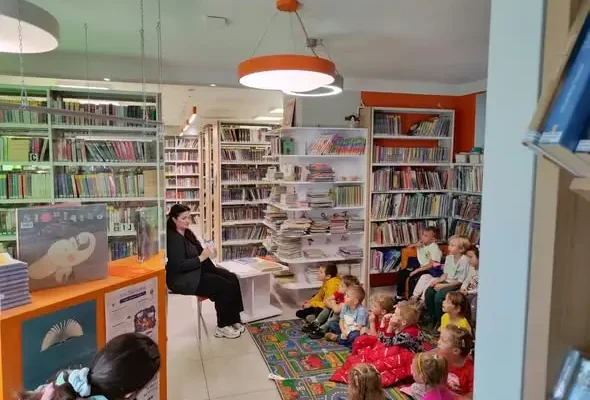 Lekcja biblioteczna w Brennej: teatrzyk kamishibai zachwycił uczniów