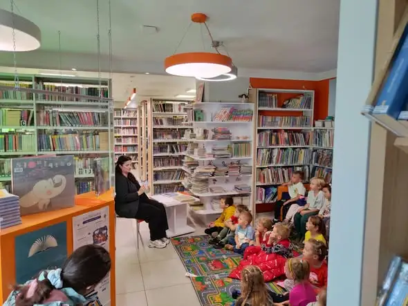 Lekcja biblioteczna w Brennej: teatrzyk kamishibai zachwycił uczniów