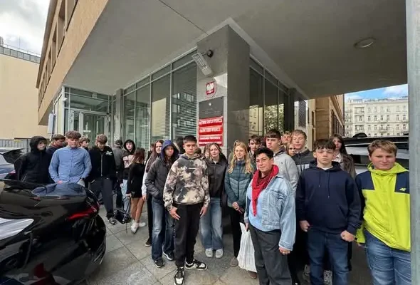 Ósmoklasiści zakończyli wycieczkę do Warszawy wizytą w Senacie i na tarasie widokowym PKiN