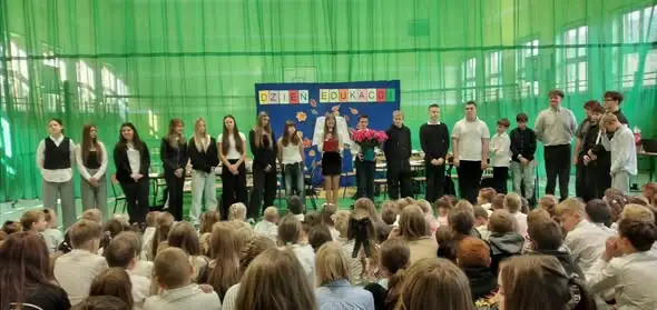 Dzień Edukacji Narodowej w SP nr 2 w Brennej – akademia klasy VIII i symboliczne róże