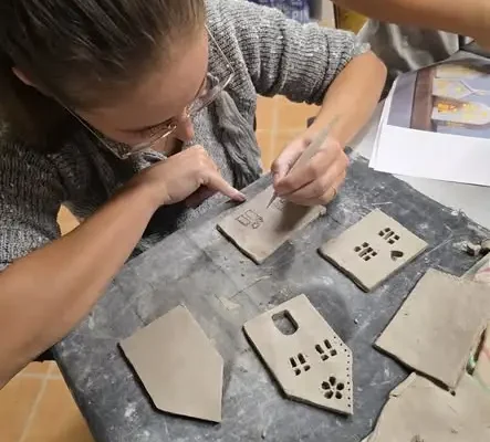 Warsztaty ceramiczne w Zebrzydowicach – kreatywna zabawa dla dzieci i opiekunów