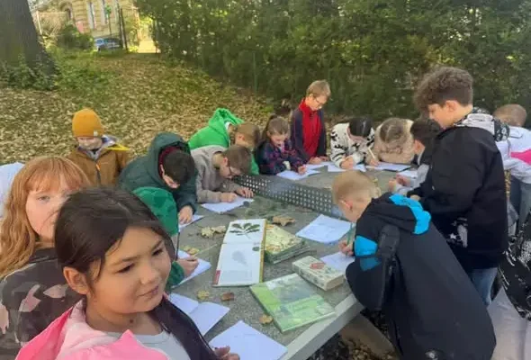 Lekcja przyrody na świeżym powietrzu w SP4 w Cieszynie