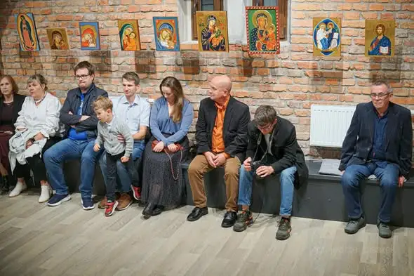 Wystawa ikon Iwony Rajwy „Szukam Twojego oblicza” w GOK Chybie