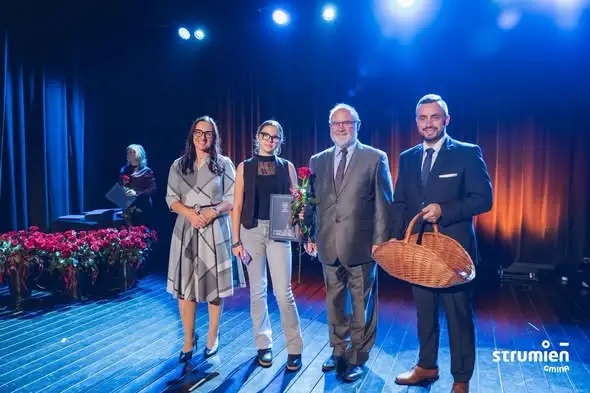 Stypendyści z gminy Strumień odebrali gratulacje od burmistrza