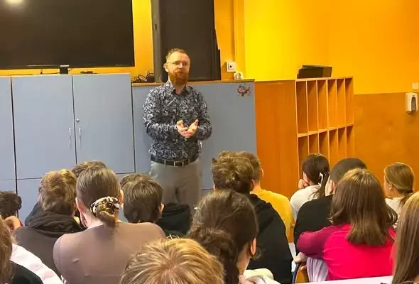 Krzysztof Piersa o cyberzagrożeniach w szkole w Brennej