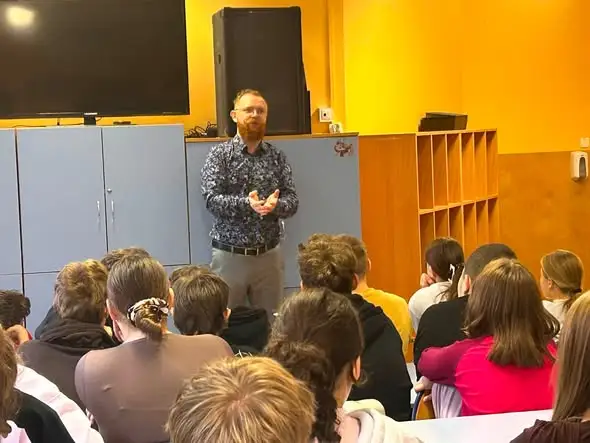 Krzysztof Piersa o cyberzagrożeniach w szkole w Brennej