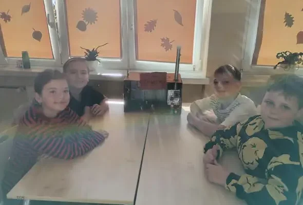 Klasa 4b zbudowała fabrykę czekolady – makieta zamiast klasówki
