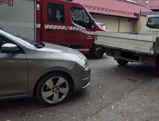Kolizja trzech aut w Chybiu – interwencja OSP i policji