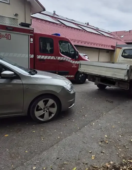 Kolizja trzech aut w Chybiu – interwencja OSP i policji