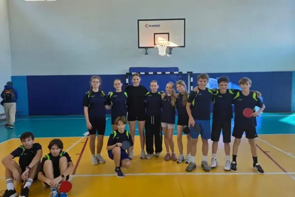 Uczniowie z Ustronia z medalami w tenisie stołowym – awans do powiatu!