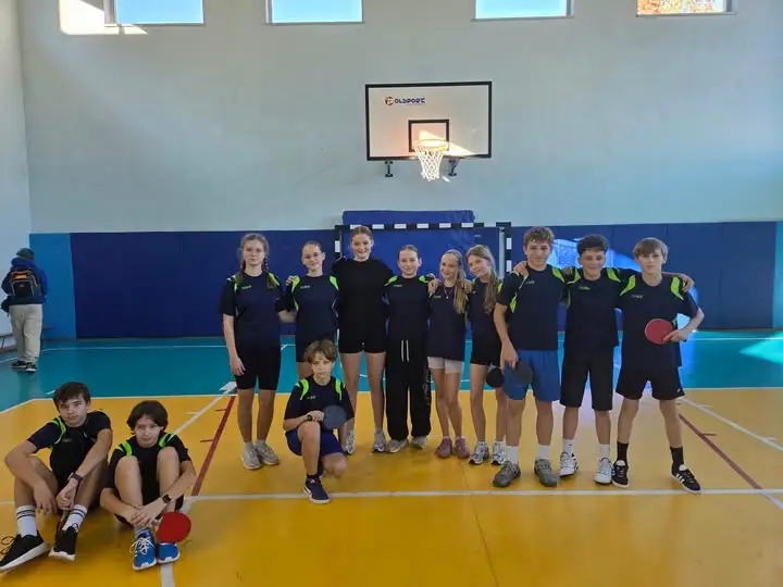 Uczniowie z Ustronia z medalami w tenisie stołowym – awans do powiatu!