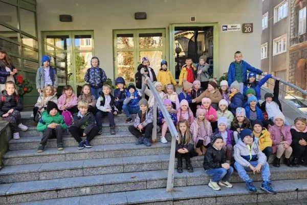 Klasy 1a i 1b ze Szkoły Podstawowej nr 1 w Brennej z wizytą w Teatrze Lalek Banialuka
