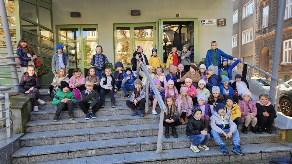 Klasy 1a i 1b ze Szkoły Podstawowej nr 1 w Brennej z wizytą w Teatrze Lalek Banialuka