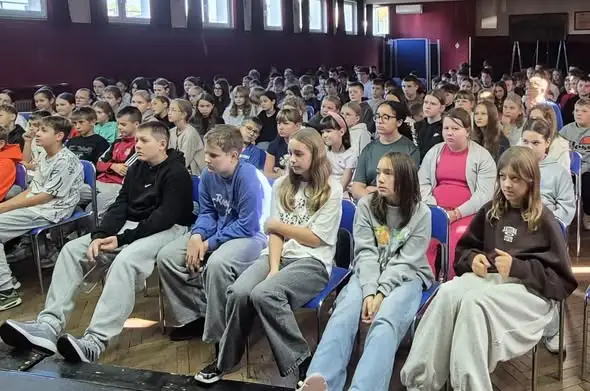 Uczniowie klas 5-7 wcielili się w postacie historyczne – lekcja niepodległości