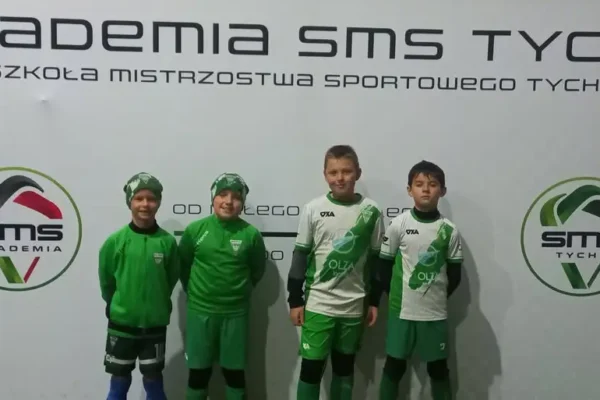 Młodzi piłkarze z Victorii Hazlach w Akademii SMS Tychy