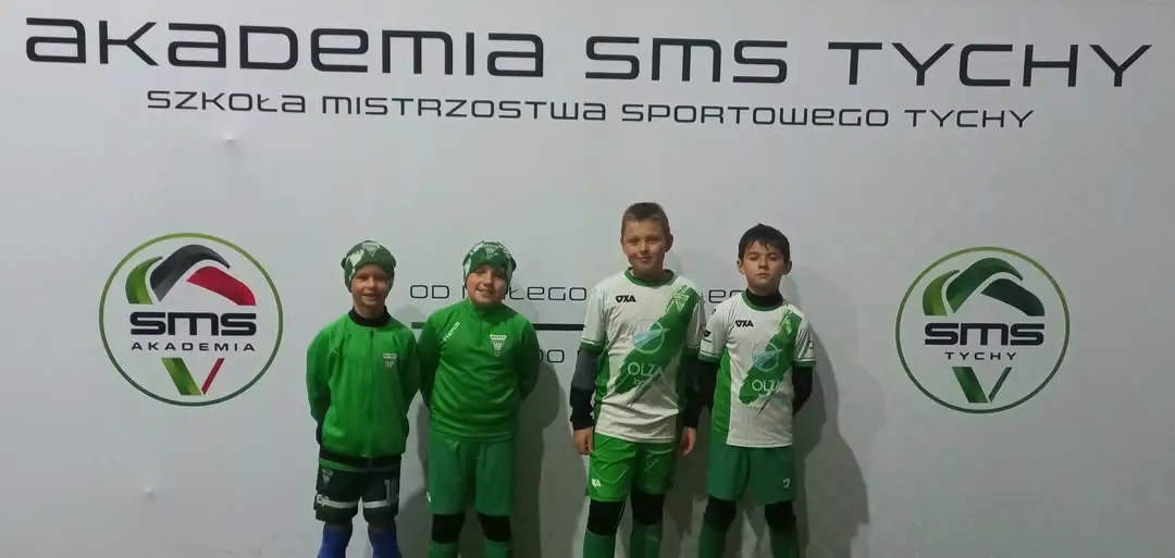 Młodzi piłkarze z Victorii Hazlach w Akademii SMS Tychy