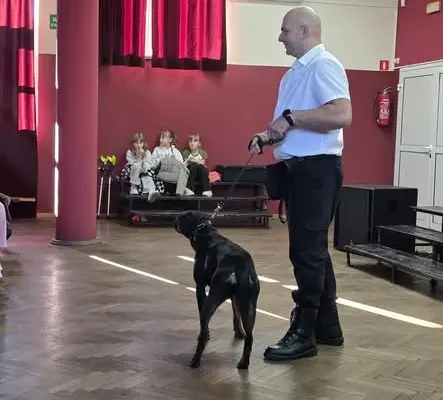 Uczniowie spotkali się z psem służbowym Sisi i jej przewodnikiem