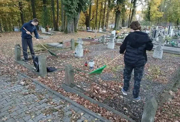 Wolontariusze z Cieszyna porządkowali żołnierskie mogiły przed Wszystkimi Świętymi