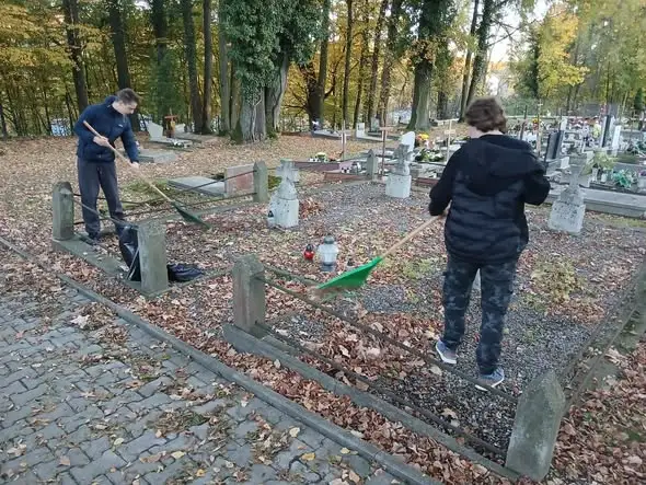 Wolontariusze z Cieszyna porządkowali żołnierskie mogiły przed Wszystkimi Świętymi