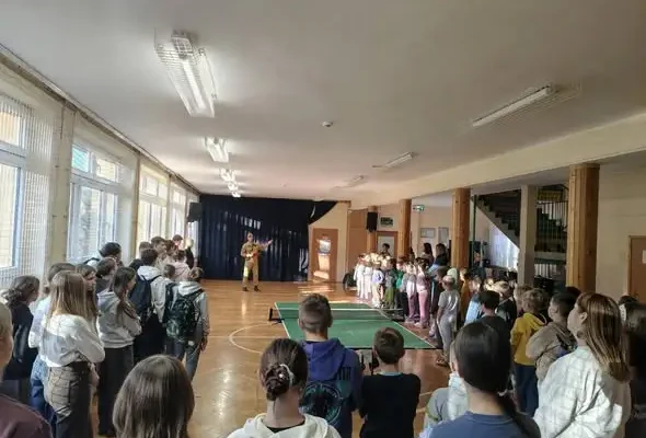Bezpieczeństwo w Szkole Podstawowej nr 2 w Wiśle: apel i próbna ewakuacja
