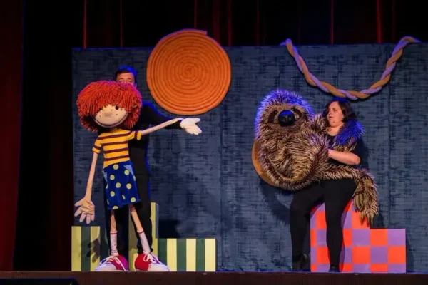 Teatralne popołudnie w Skoczowie: spektakl „Tadek i leniwiec” dla dzieci i rodziców